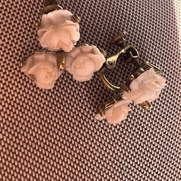 Carved pronged Vintage  Rose clip on earrings  Cream ivory Gold Floral Earrings - Picture 7 of 9